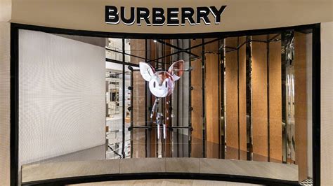 marketing mix burberry|Burberry kisses marketing strategy.